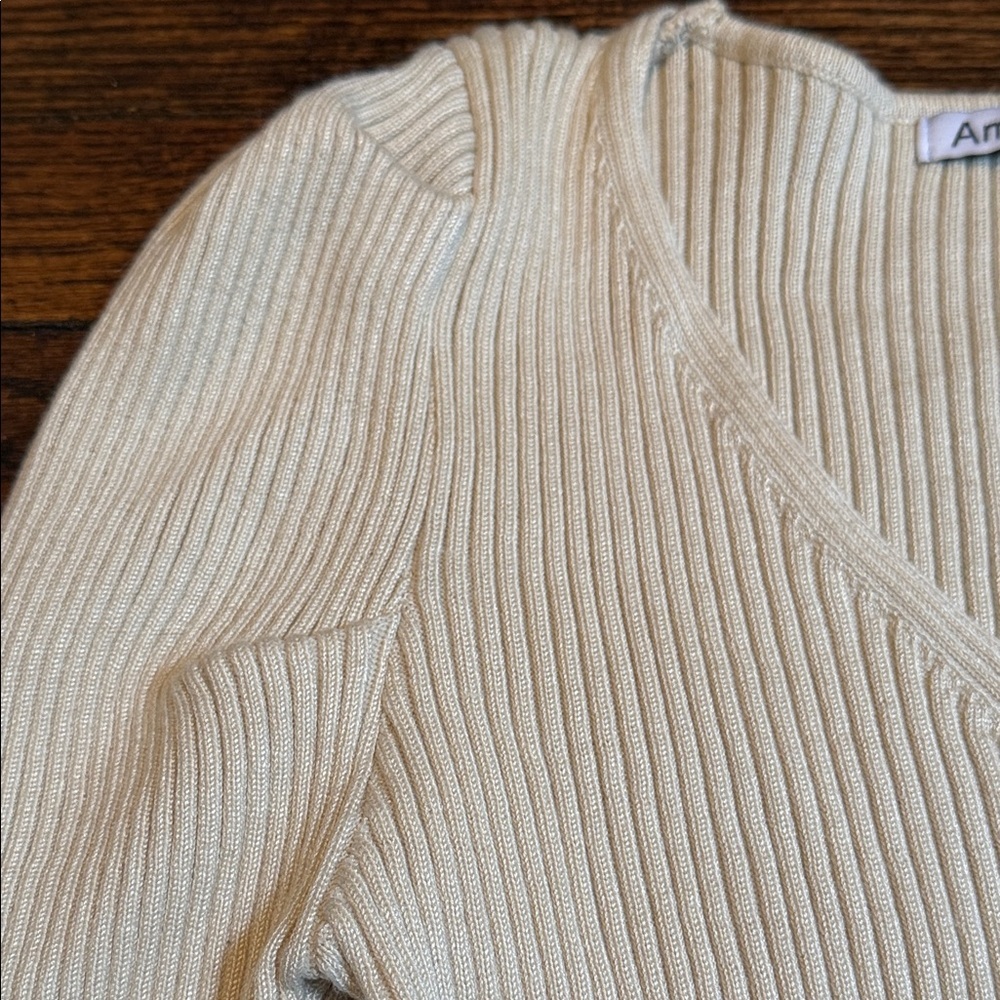 Cream Ribbed V-Neck Sweater women’s size medium - Picture 7 of 12